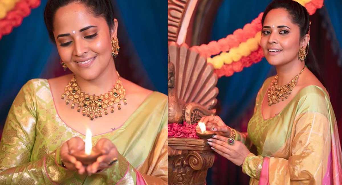 Anasuya Bharadwaj Celebrates Diwali At Jabardasth Set