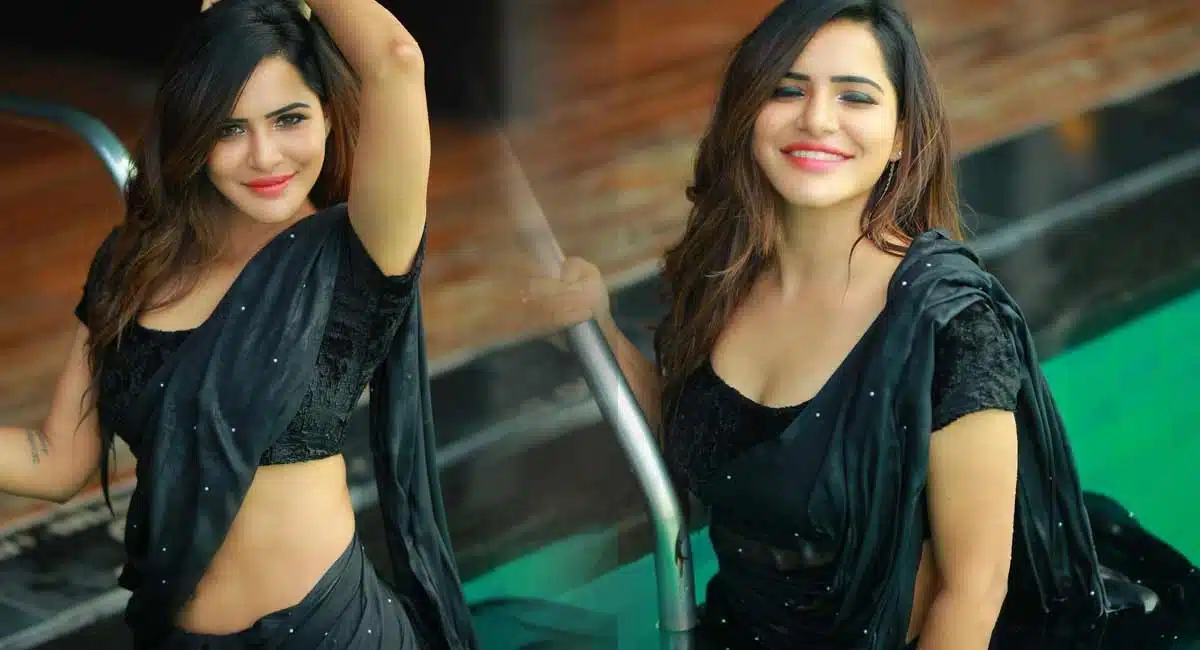 ashu reddy Black Saree photos viral