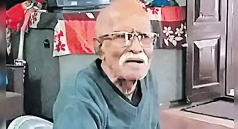 Father  : కన్న కొడుకుల దాష్టీకం.. జిల్లా కలెక్టర్‌కు రూ.2 కోట్ల ఆస్తి రాసిచ్చిన తండ్రి..!