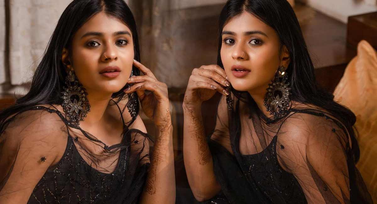 Hebah Patel : బ్లాక్ డ్రెస్‌లో బరువైన అందాలతో..అదిరిందబ్బా హెబ్బా పటేల్..