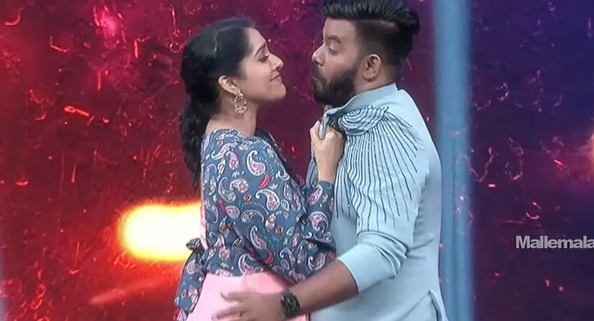 Rashmi Gautam Roamnce With Sudheer In Front Of Hero Siddhu