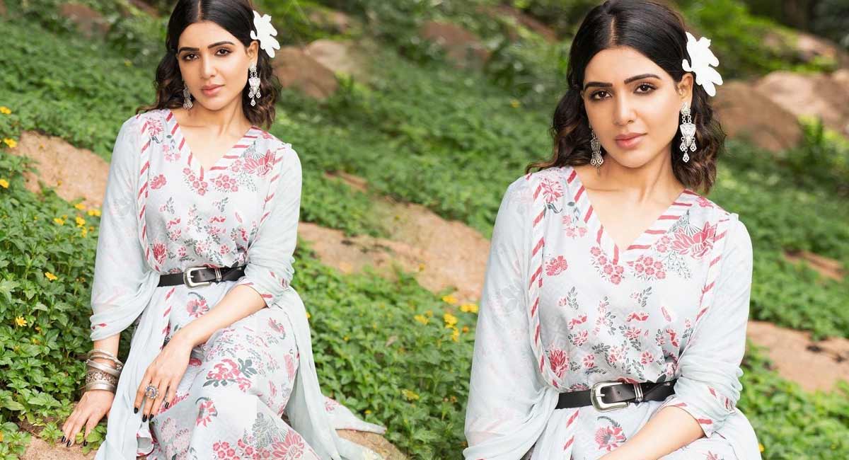 Samantha : చెవిలో పువ్వు పెట్టిన సమంత!.. మామూలు రచ్చ కాదిది