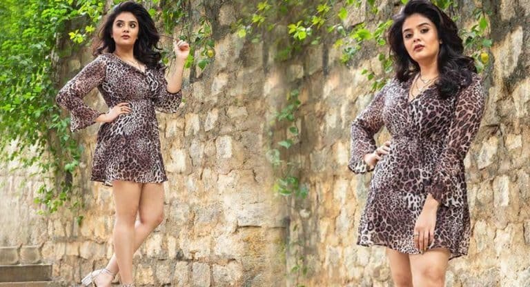Sreemukhi : పొట్టి డ్రెస్సులో తొడలు చూపుతూ.. కాక పుట్టిస్తున్న శ్రీముఖి..