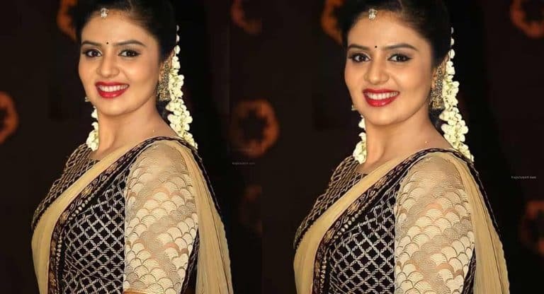 Sreemukhi : మల్లెపూలు పెట్టుకుని.. చూపులతోనే మత్తెక్కిస్తున్న శ్రీముఖి..