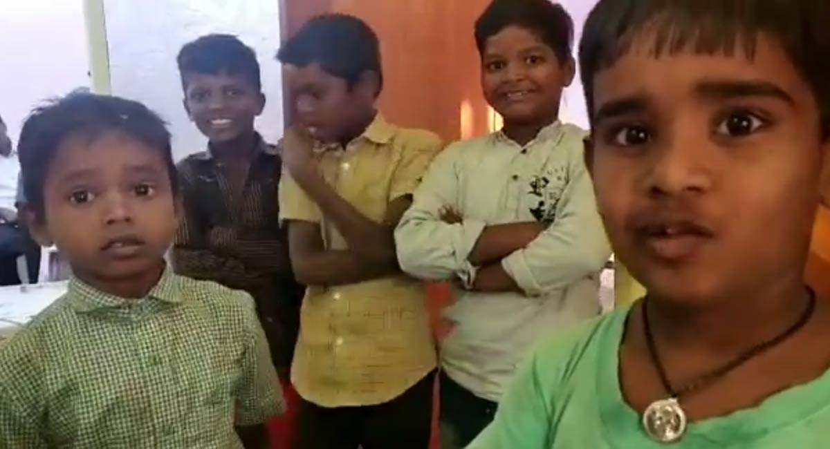 Viral Video : పెన్సిల్ పోయిందని కేసు పెట్ట‌డానికి పోలీస్ ష్టేషన్ వ‌చ్చిన బుడ్డొళ్లు.. వైర‌ల్ వీడియో