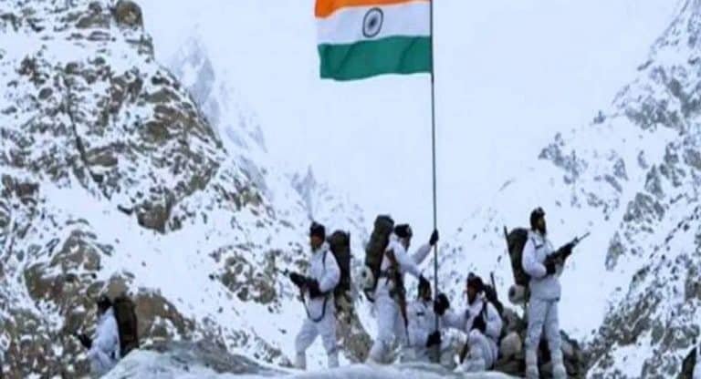 indian Army Soldiers : మ‌న భార‌త సైనికులు గ‌డ్డ‌క‌ట్టే తివ్ర‌మైన చ‌లిలో ఎలా జీవిస్తున్నారో తెలిస్తే ఆశ్చ‌ర్య‌పోతారు !