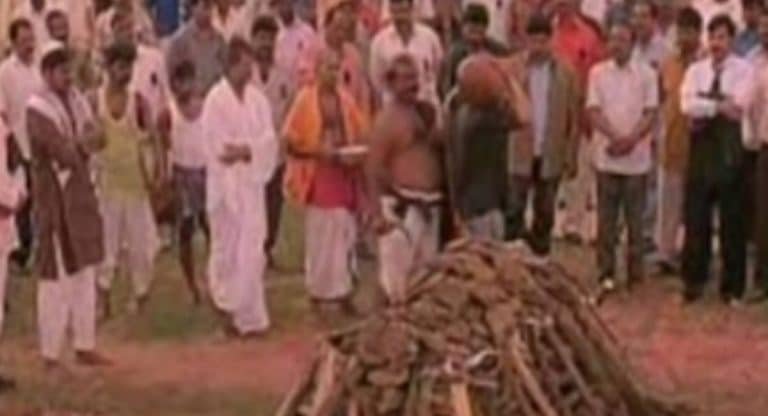 Holes to Pots in Cremation : అంత్యక్రియల్లో కుండలో నీళ్లు పోసి ఎందుకు రంధ్రాలు పెడతారు? కుండను ఎందుకు పగులగొడతారు?