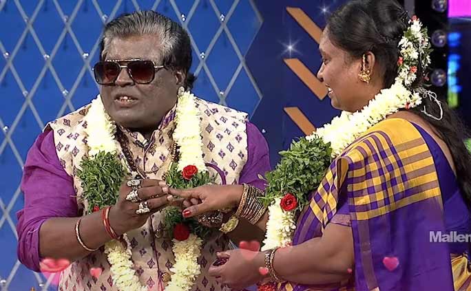 jabardasth apparao ksses his wife in cash show