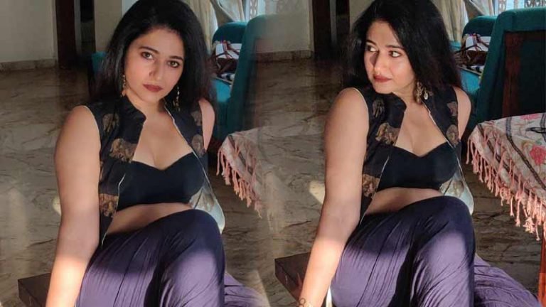 Poonam Bajwa : ఇంత కాలం దాచుకున్న అందాలు.. విప్పేసి మరీ చూపించిన పూనమ్..