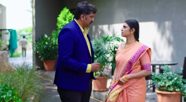 Intinti Gruhalakshmi 10 Nov Today Episode : నువ్వో అనాథవు అంటూ శృతిని అవమానించిన అంకిత.. హోటల్ లో ఒకే గదిని షేర్ చేసుకున్న నందు, తులసి