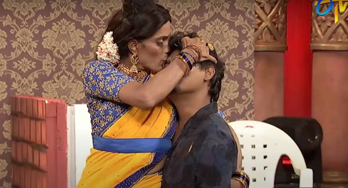 jabardasth shanthi swaroop kisses kevvu karthik in skit