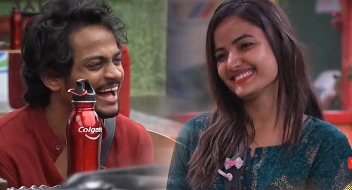 Bigg Boss 5 Telugu : రొమాన్స్ గురించి అమ్మ హింట్ ఇచ్చింది.. సిరి పెడచెవిన పెట్టింది