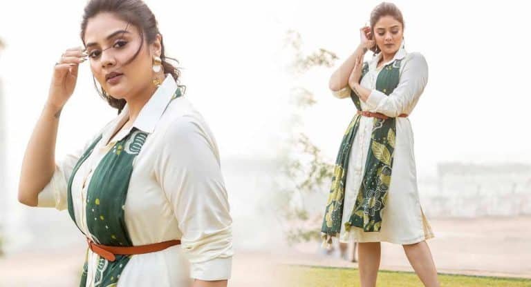 Sreemukhi : ప్యాంట్ వేసుకోవడం మరిచిపోయానా అని.. అలా కిందికి చూసుకుంటున్న శ్రీముఖి..!