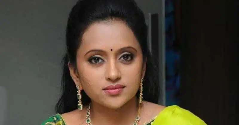 Suma Kanakala Touches Rajeev Kanakala Feet
