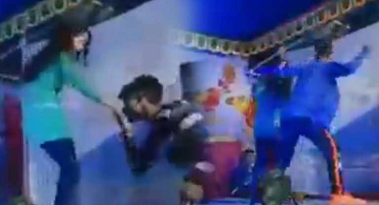 Viral Video : త‌న ముందు గర్ల్ ఫ్రెండ్‌ను కిస్ చేసిన ఓ వ్య‌క్తి.. ఆ ల‌వ‌ర్‌ను ఏం చేశాడో చూడండి..!