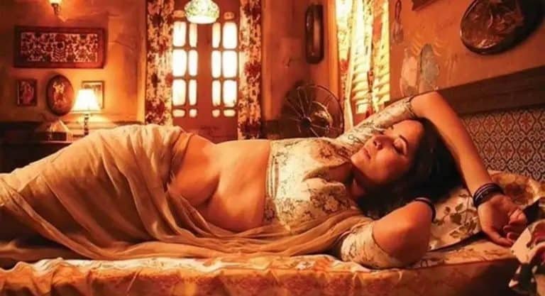 Anasuya : అలా మంచంపై పడుకుని అనసూయ పరువాల విందు.. చూస్తే మీకు అస్సలు నిద్రపట్టదు..!