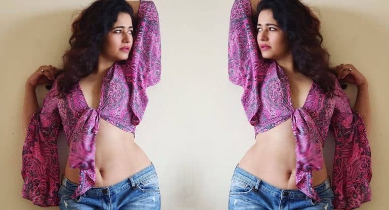 Poonam Bajwa : అలా వెనక్కు చేతులు పెట్టుకుని నాభి అందాలు చూపుతున్న పూనమ్ బజ్వా..!