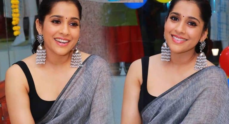 Rashmi Gautam : వెరైటీ నగలతో.. రష్మి గౌతమ్ వగలమారి హోయలు..