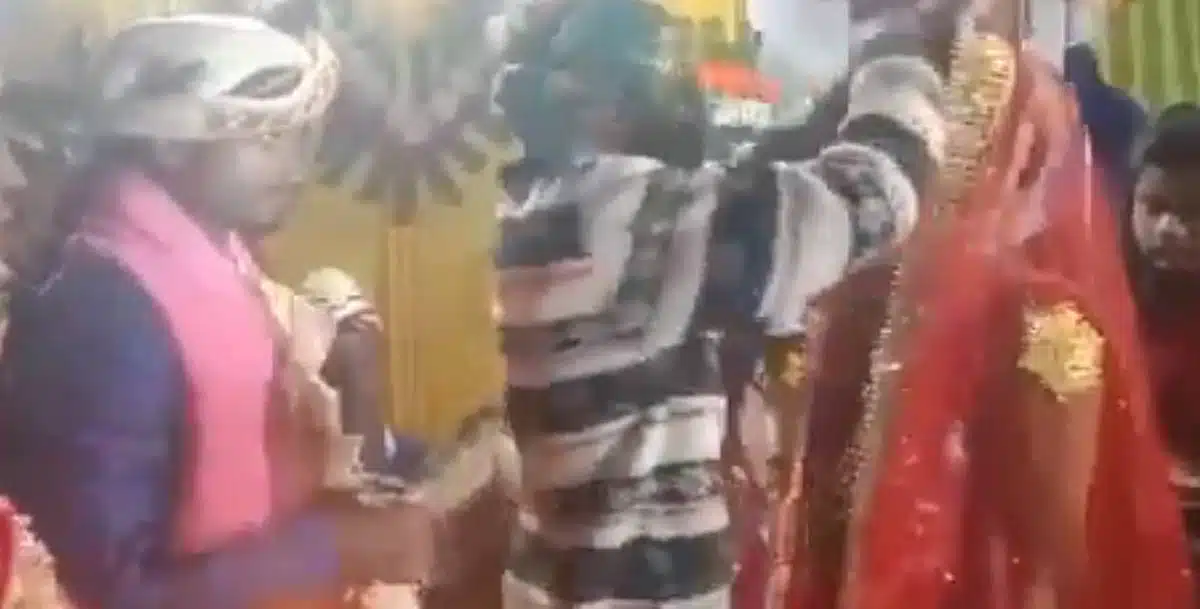 bride lover tries to put sindhoor on bride forehead video viral