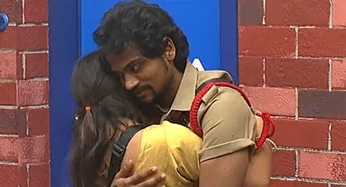 Siri And Shannu Romance In Bathroom Area in Bigg Boss 5 Telugu