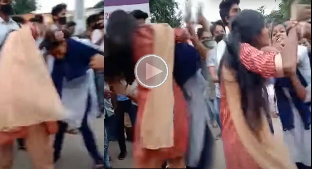 minor girls fight the road about boyfriend in vizag went viral in social media