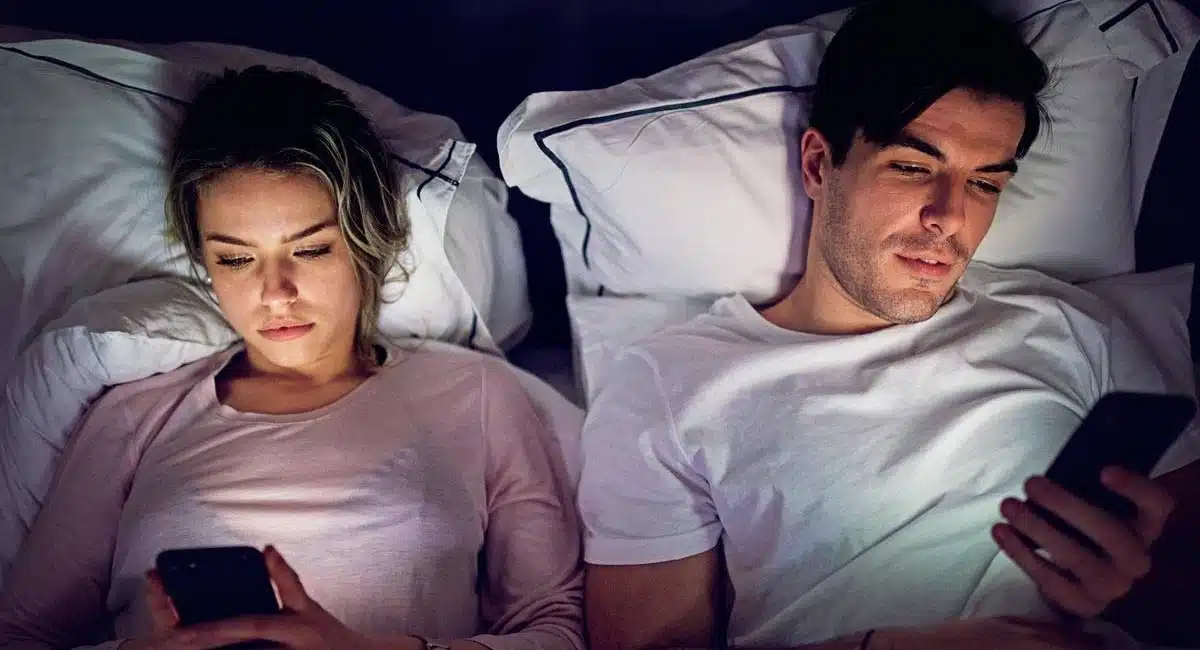 smartphone be alert dont use smart phones in night times