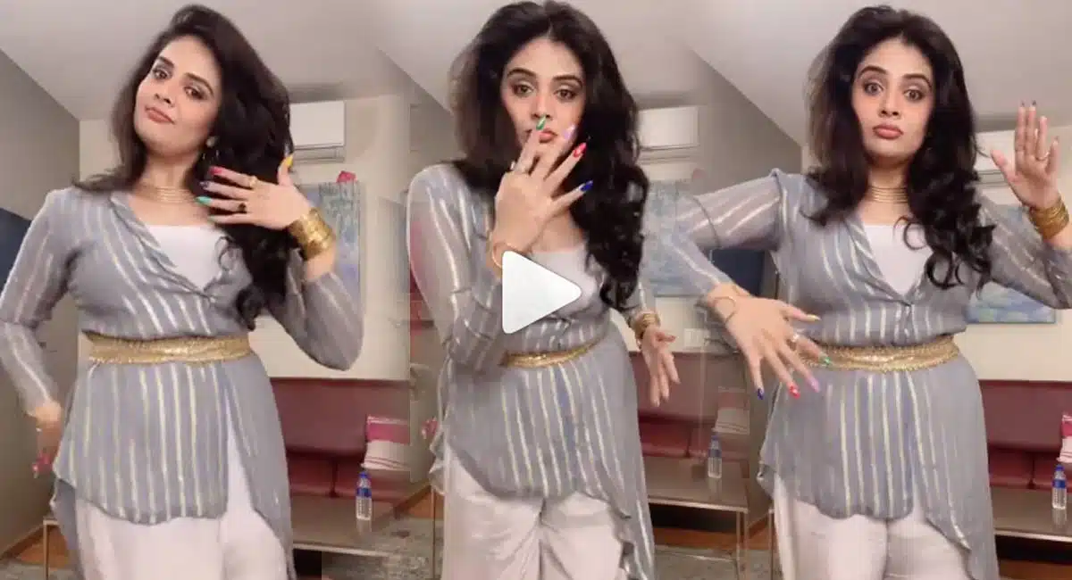 Sreemukhi Insta Reel Video In Carvan