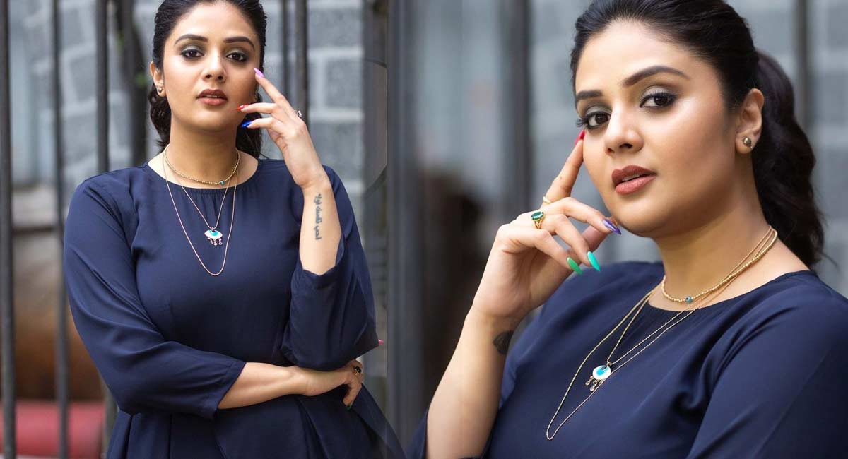 Sreemukhi : భారీ అందాలు బయటపెట్టి.. కుర్రకారును రెచ్చగొడుతున్న శ్రీముఖి.. !