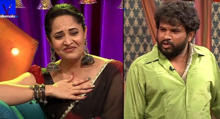 Anasuya : అన‌సూయ త‌న‌ను లవ్ చేస్తుంద‌ని అంద‌రి ముందు చెప్పిన హైప‌ర్ ఆది