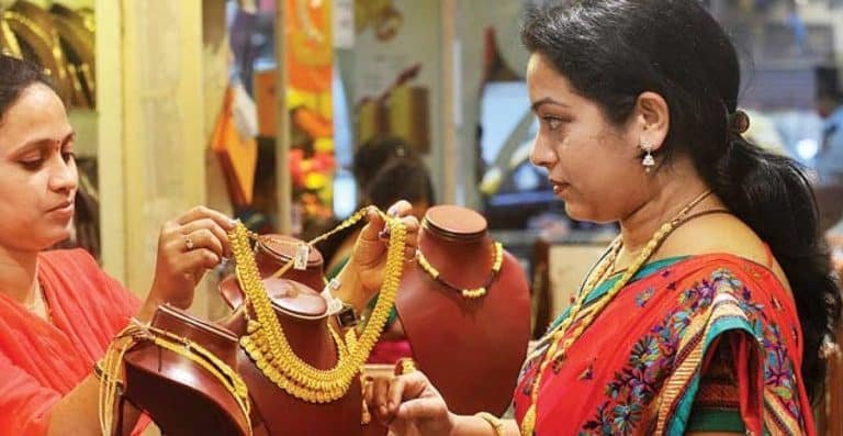 Today Gold Rates : మహిళలకు గుడ్ న్యూస్.. తగ్గిన బంగారం, వెండి ధరలు.. ఎంతో తెలుసా?
