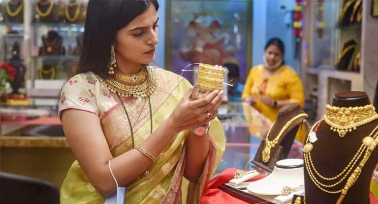 Today Gold Rates : మహిళలకు బ్యాడ్ న్యూస్.. పెరిగిన బంగారం, తగ్గిన వెండి ధరలు.. ఎంతో తెలుసా?