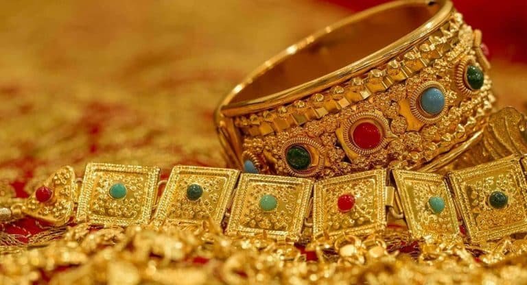 Today Gold Rates : బంగారం కొనాలనుకుంటున్నారా..? స్థిరంగా పసిడి ధరలు.. తెలుగు రాష్ట్రాల్లో నేటి ధరలివే..!