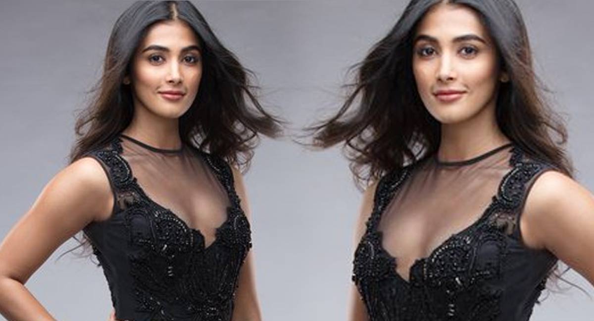 Pooja Hegde : చూపుతిప్పుకోని అందం బుట్టబొమ్మ సొంతం.. బ్లాక్ కలెక్షన్‌‌లో రెచ్చిపోయిన పూజా హెగ్డె..!