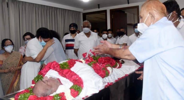 Ramesh Babu Krishna : నా కంటే ముందే వెళ్లిపోయావా.. కొడుకు భౌతిక ఖాయం వ‌ద్ద కృష్ణ క‌న్నీటి ప‌ర్యంతం..!