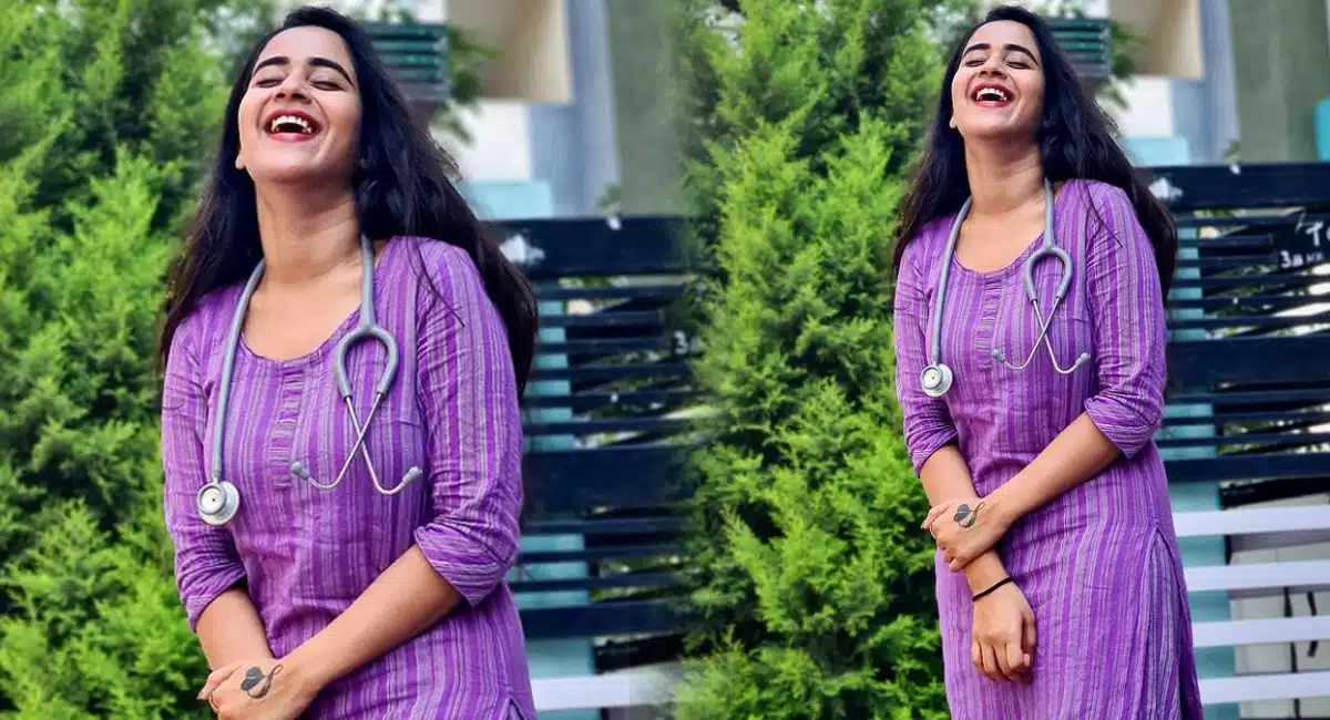 deepthi sunaina shares stunning pic