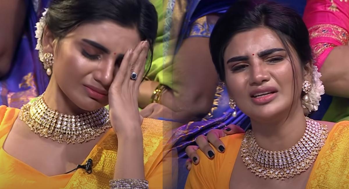 Jabardasth Varsha emotional after watching video | The Telugu News