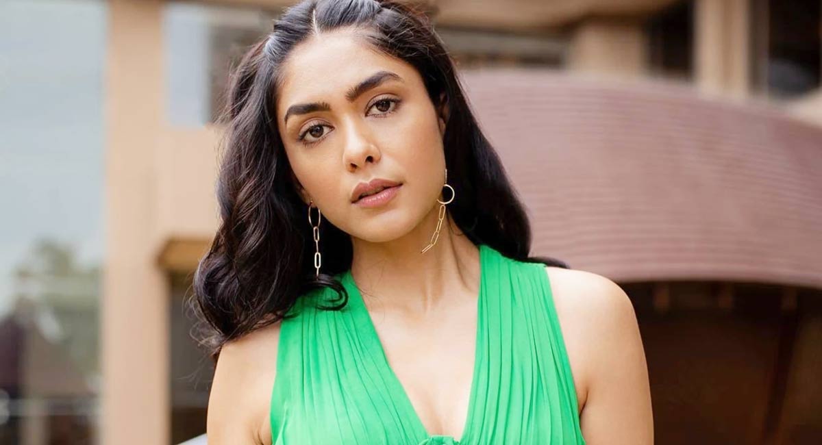 Mrunal Thakur : ట్రైన్‌లో నుండి దూకి ఆత్మ‌హ‌త్య చేసుకోవాల‌నుకున్నా.. జెర్సీ హీరోయిన్ సంచ‌ల‌న కామెంట్స్