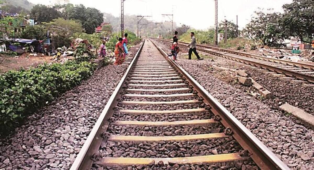 Railway Track : రాళ్లను ఎందుకు రైల్వే ట్రాక్ పక్కన వేస్తారు మీకు తెలుసా..