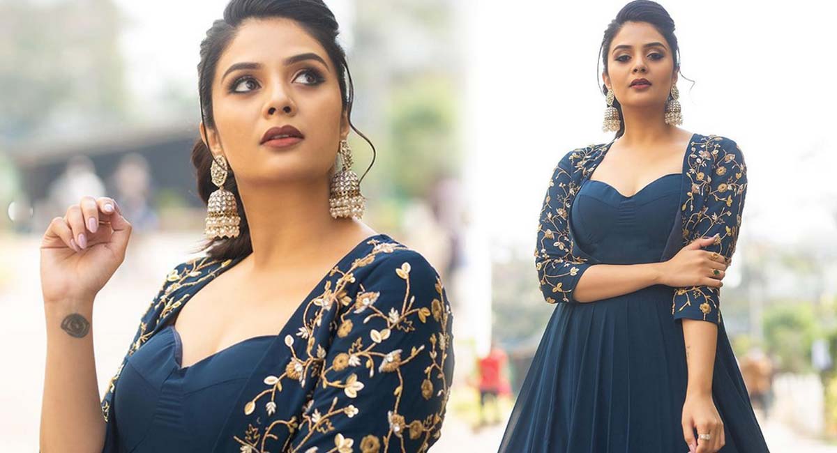 Sreemukhi : లాంగ్ ఫ్రాక్‌లో శ్రీముఖి క్యూట్ నెస్‌.. పిచ్చెక్కిపోతున్న ఫ్యాన్స్