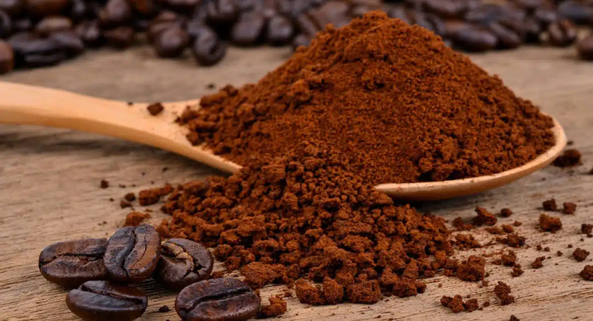 coffee powder can brighten the face