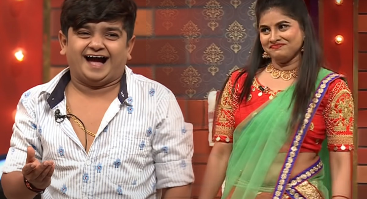 Jabardasth Naresh : షబీనాతో ట్రాక్ క్లోజ్.. కొత్త పోరితో పొట్టి నరేష్ రొమాన్స్