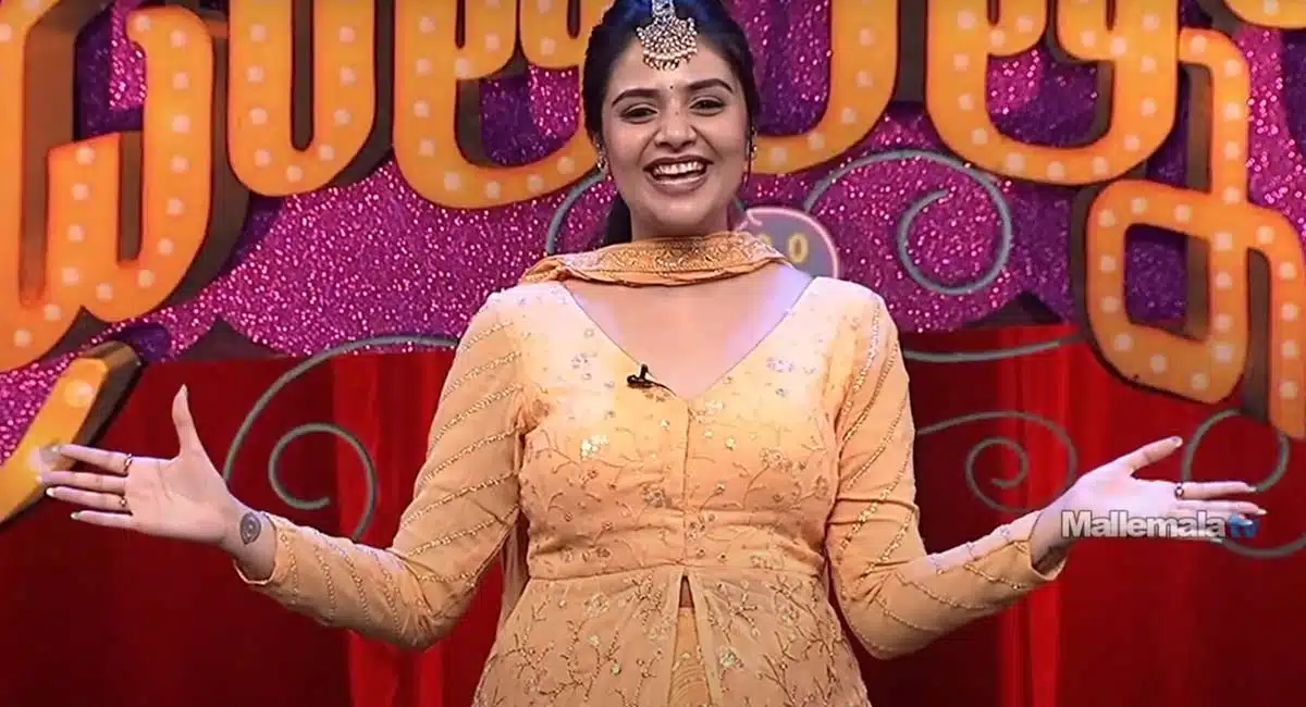 Annapoornamma Satires On Sreemukhi In Jathi Ratnalu