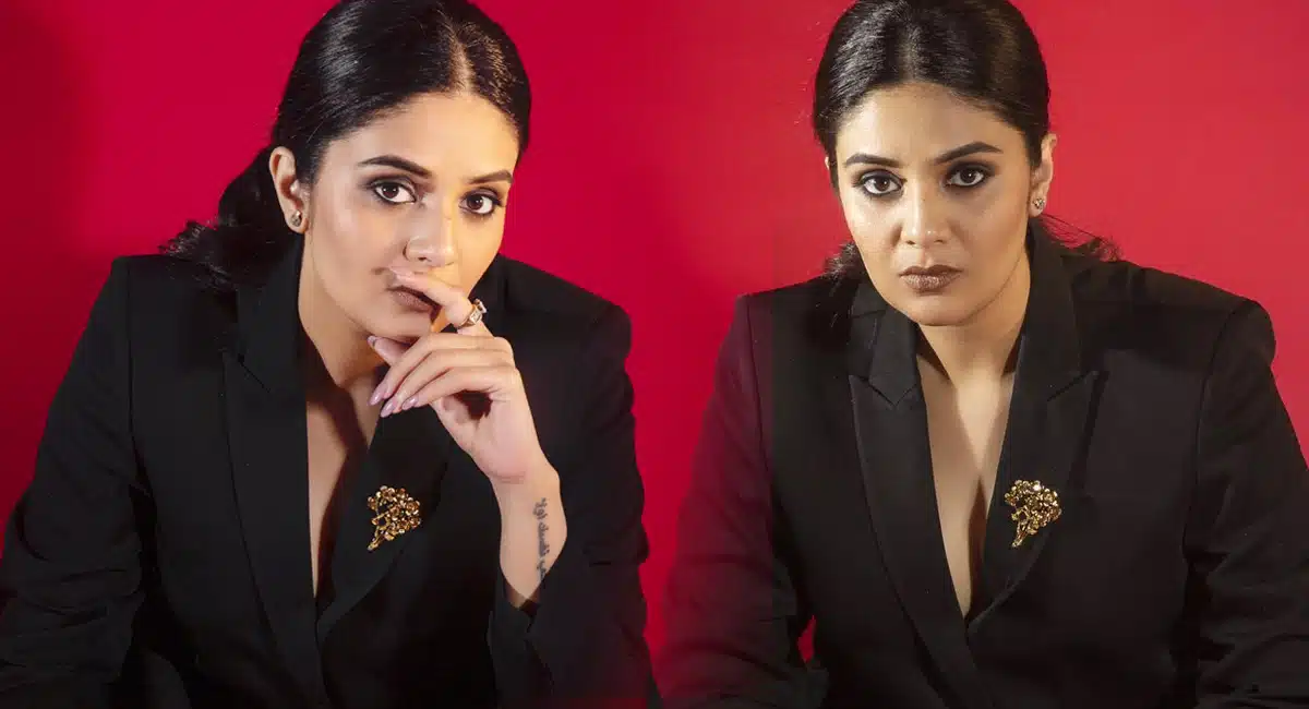 sreemukhi stunning look in black dress