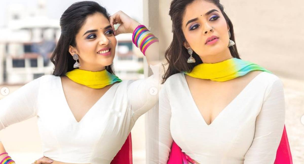 Sreemukhi : వైట్ డ్రెస్‌లో మ‌తులు పోగొడుతున్న శ్రీముఖి..!