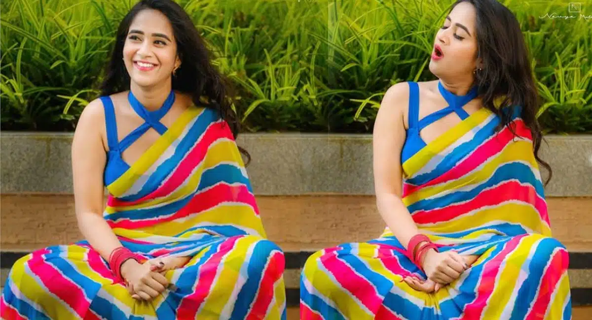 deepthi sunaina cute expressions