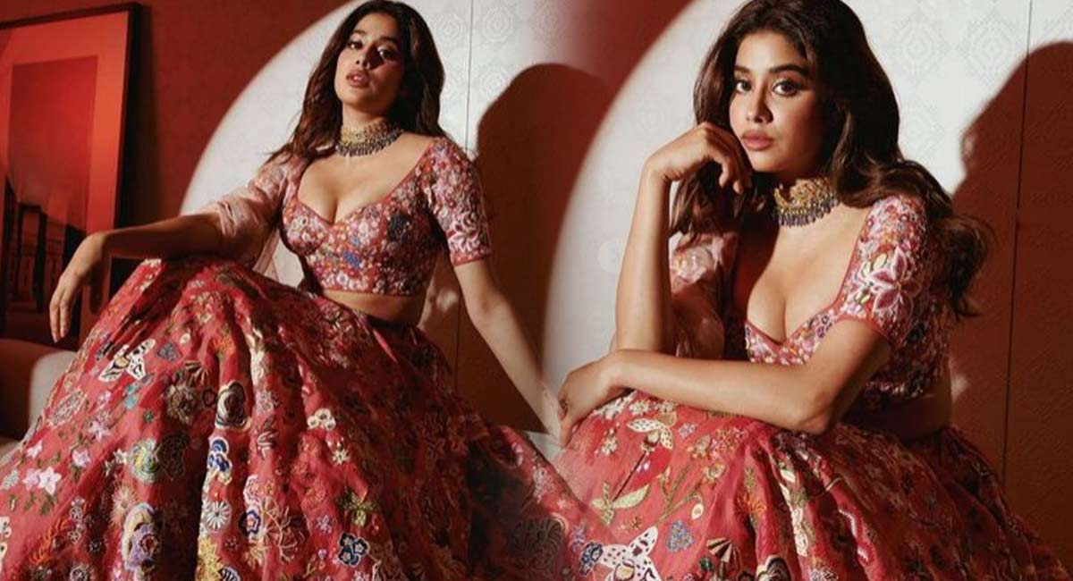 Janhvi Kapoor : జాన్వీ క‌పూర్ మెస్మరైజింగ్ లుక్స్.. ఎగ‌సిప‌డుతున్న ఎద అందాల‌తో ర‌చ్చ‌