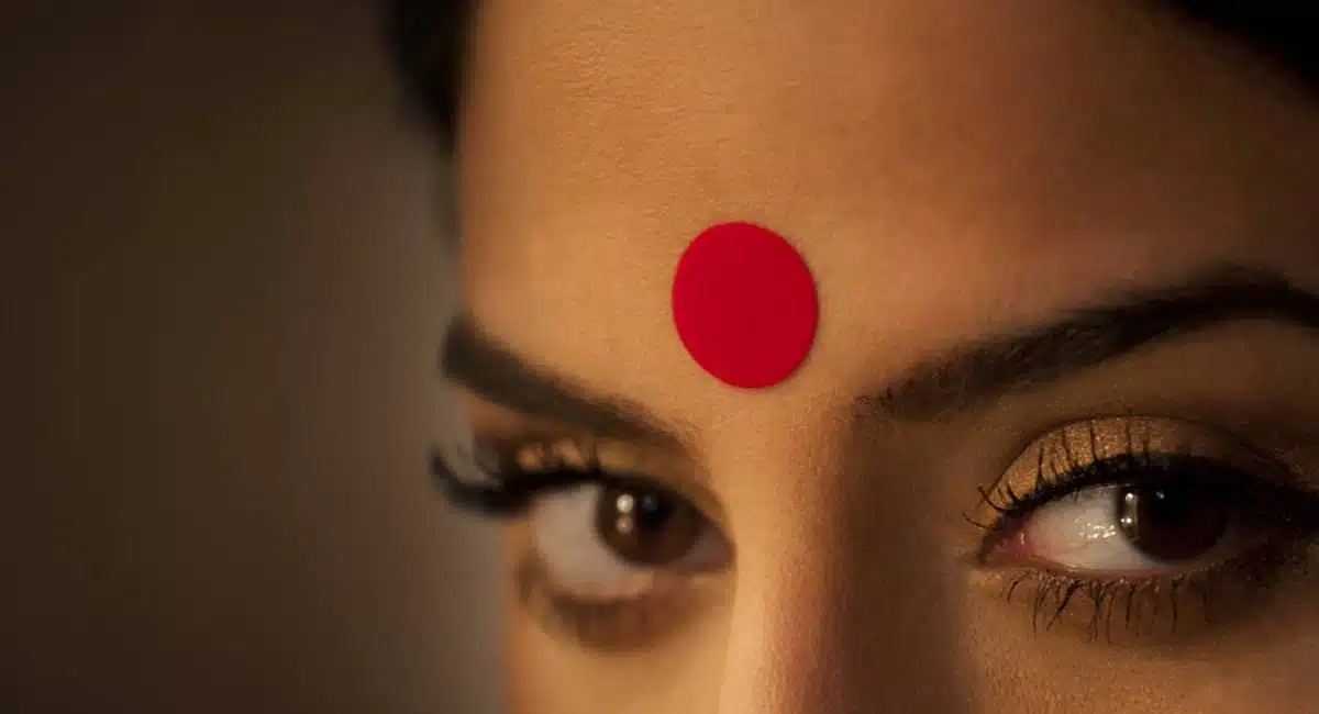 what is the reason behind hindus applying kunkum on forehead