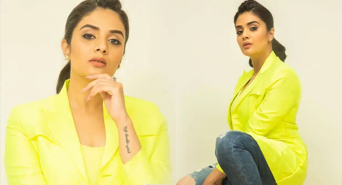 Sreemukhi Latest Pics And Transforms Into Zero Size