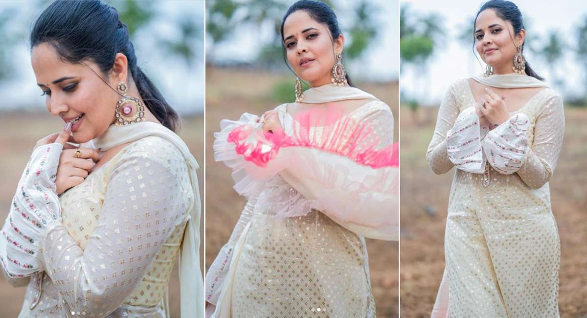 Anasuya : కిల్లింగ్ లుక్స్‌తో చంపేస్తున్న అన‌సూయ‌.. అందాల‌కు దాసోహం అయిన యాంకర్