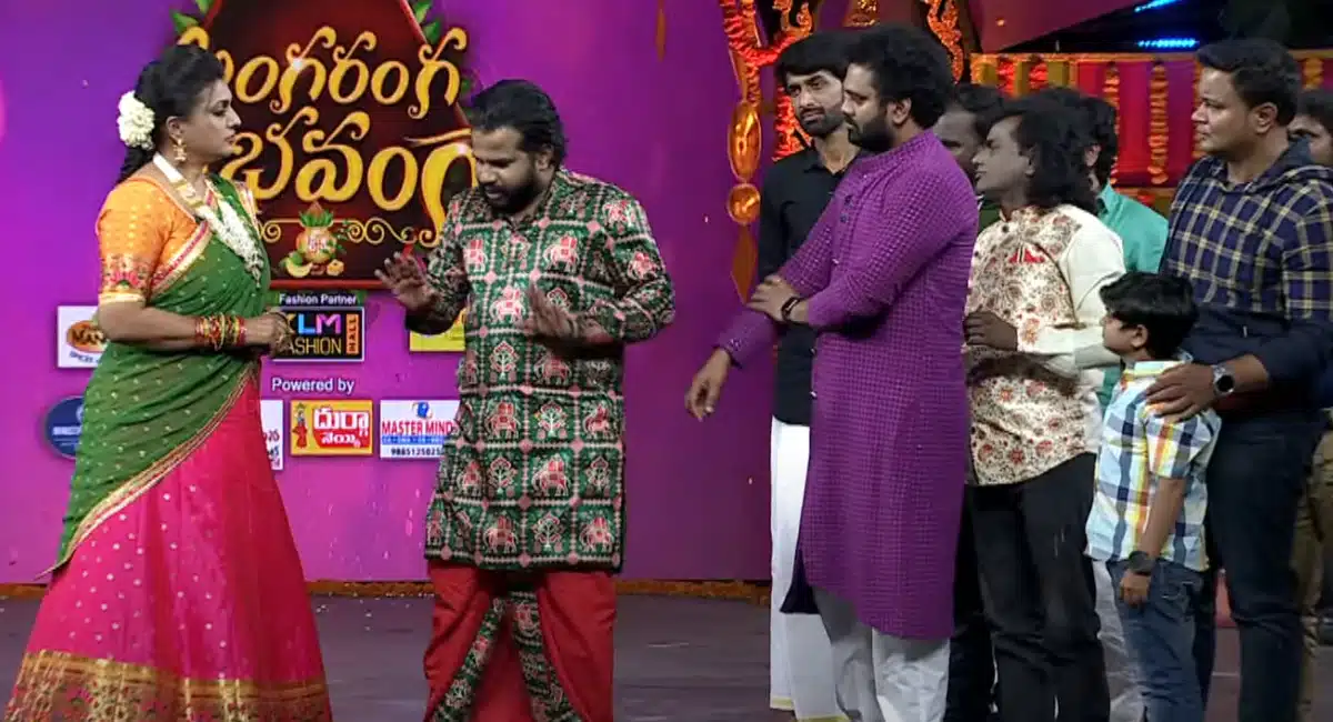 Roja Beaten Hyper Aadi And Ram Prasad